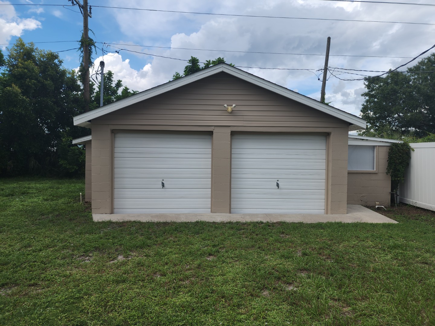 250-detached garage - doors closed view 2